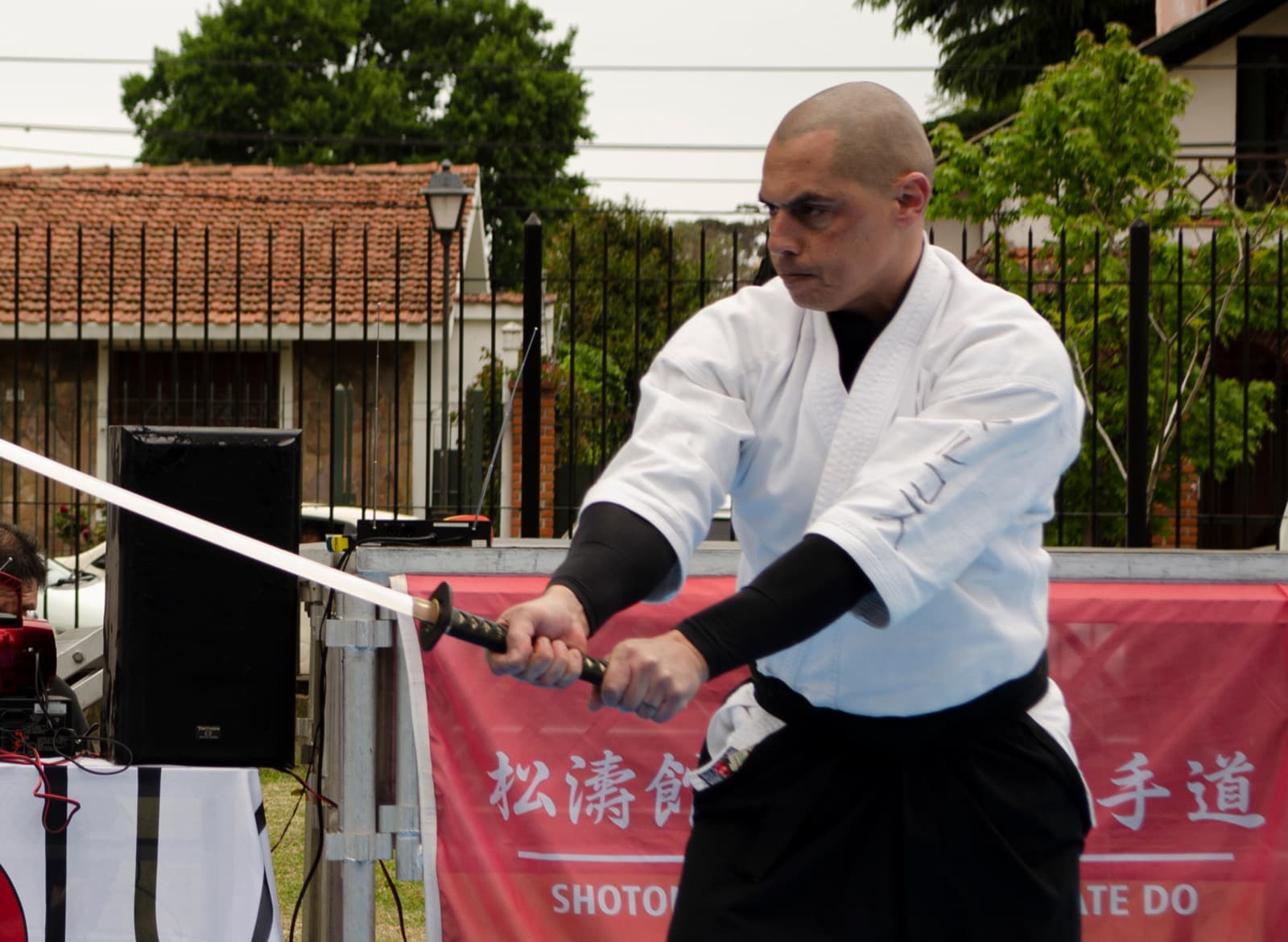Corte de katana en una demostración de Iwama Shinshin Aiki Shurenkai