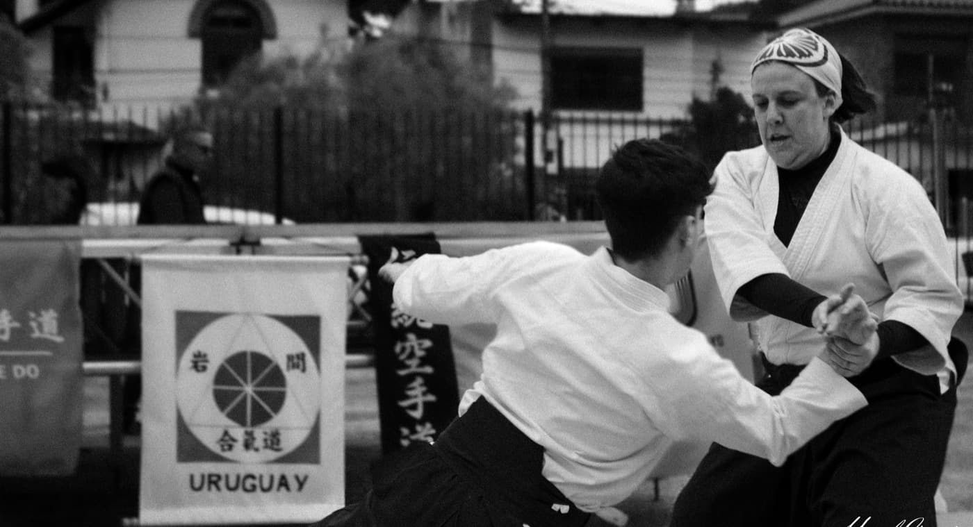 Atemi durante una práctica de Aikido, en blanco y negro